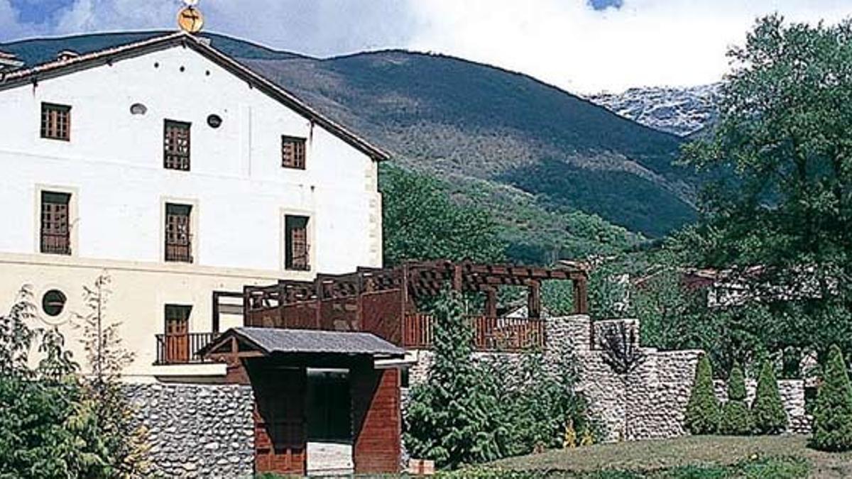 Fachada de la Hospedería del Valle del Jerte.