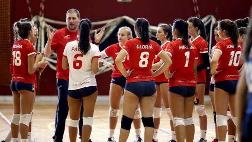 El técnico Saúl Pérez da instrucciones a sus jugadoras.