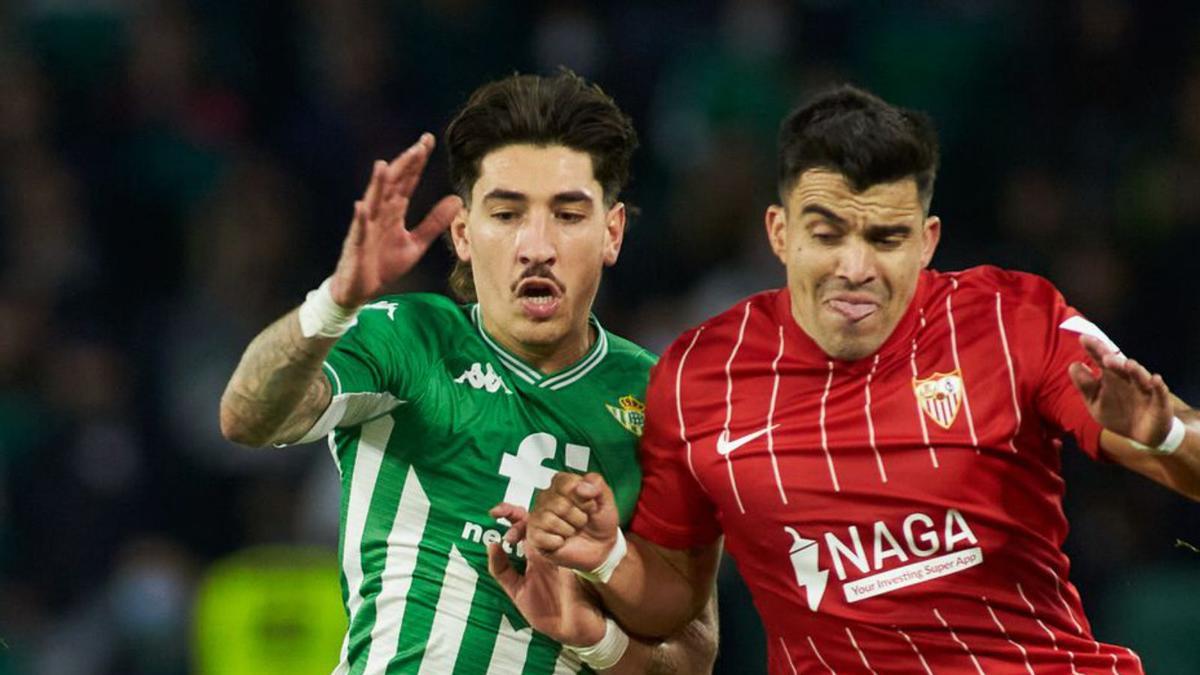 Bellerín y Acuña, en el Betis-Sevilla del pasado noviembre . |  // E. PRESS