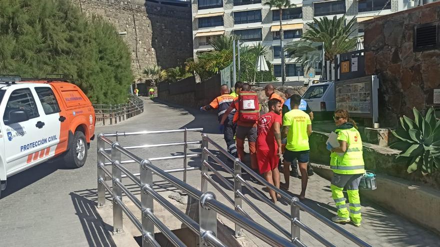 Un hombre muere tras ser rescatado inconsciente de una playa de Mogán