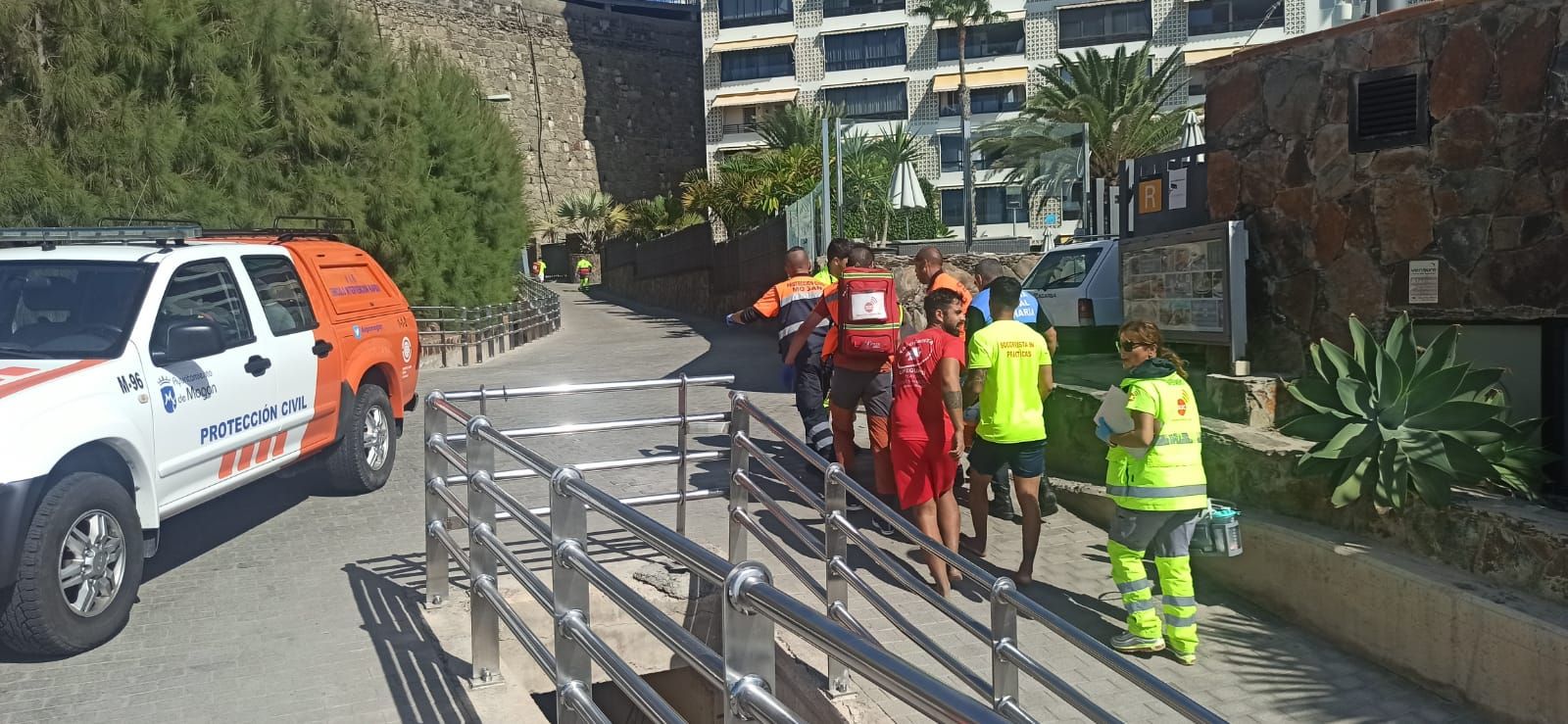 Un hombre muere tras ser rescatado inconsciente de una playa de Mogán