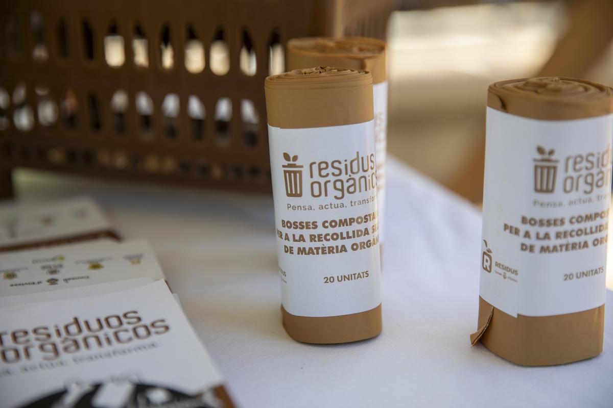 Un estand para concienciar sobre el reciclaje y sensibilización ambiental