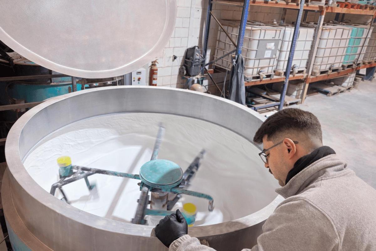 En la producción de revestimientos aislantes y morteros técnicos, RTS incorpora nanomateriales como corcho natural vaporizado y microesferas de cerámica líquida