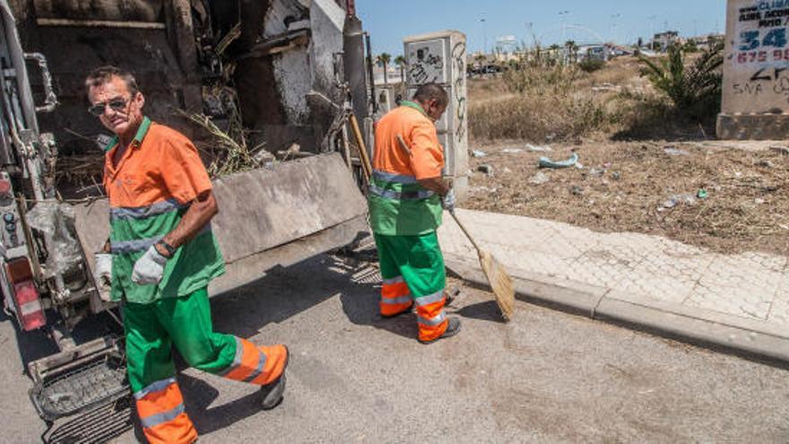 Imagen de la recogida de basura y limpieza viaria en Torrevieja.