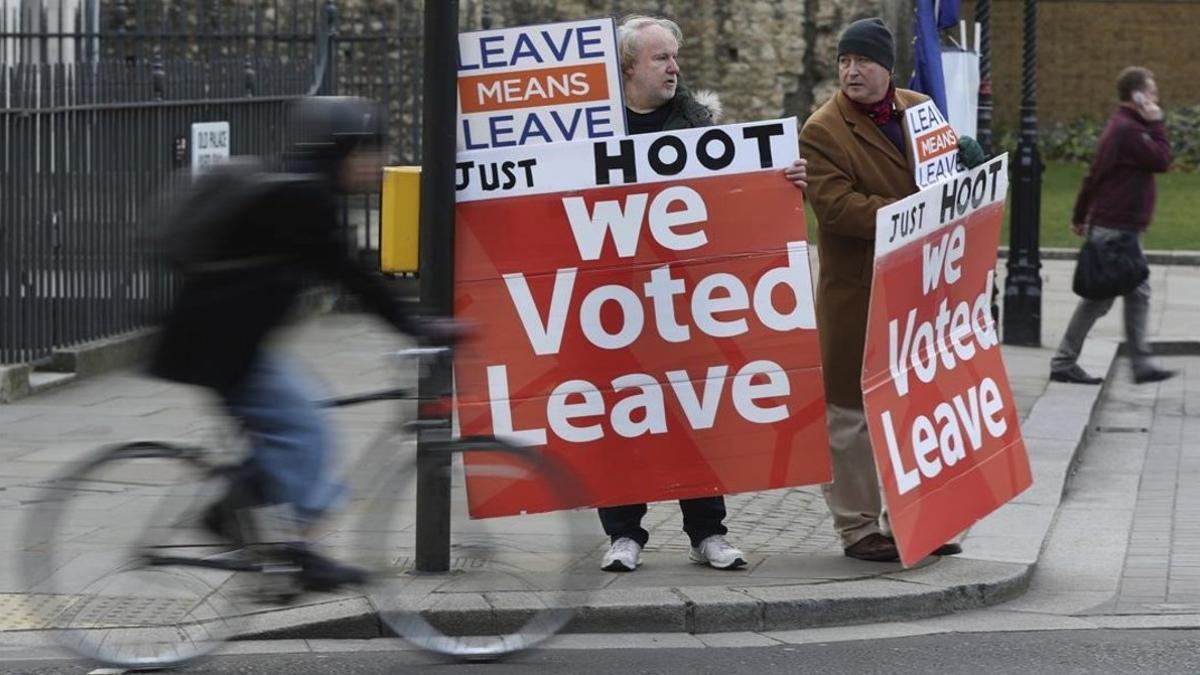 Partidarios del 'brexit' se manifiestan en los aledaños del Parlamento británico.