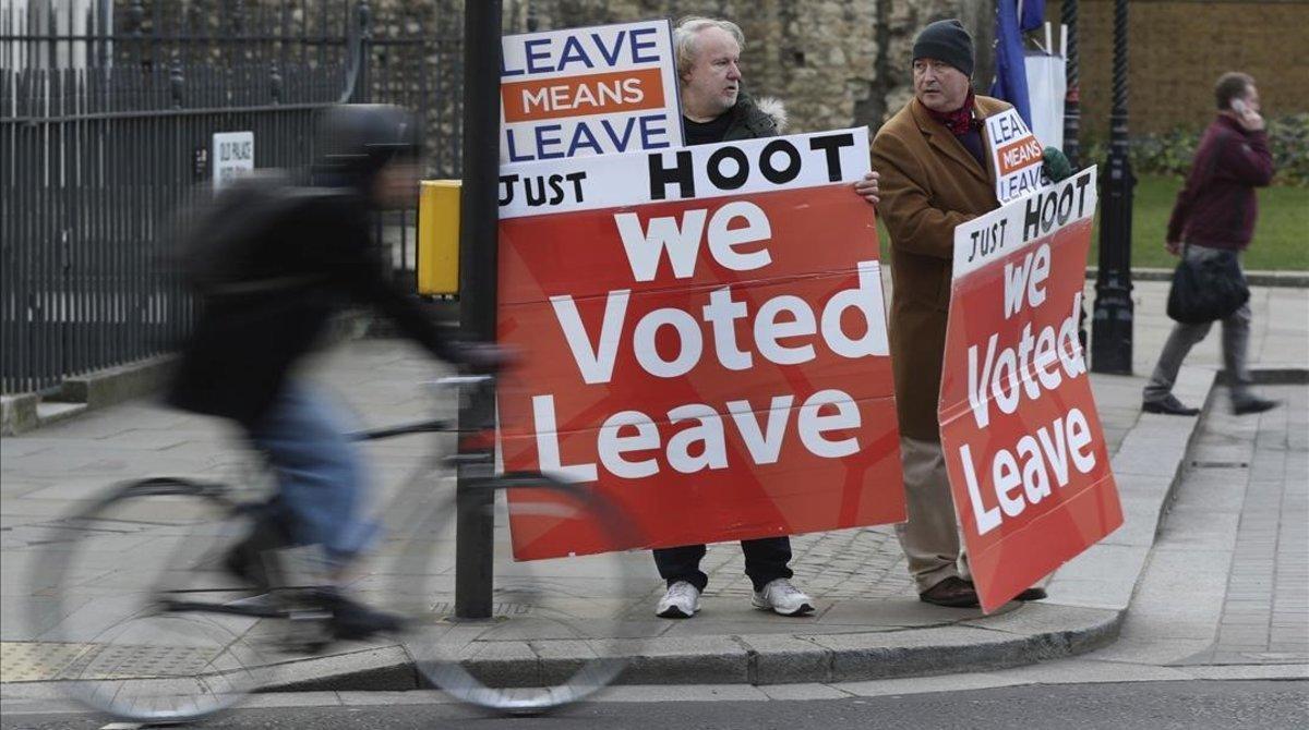 zentauroepp46480605 pro brexit supporters protest outside the houses of parliame190109194048