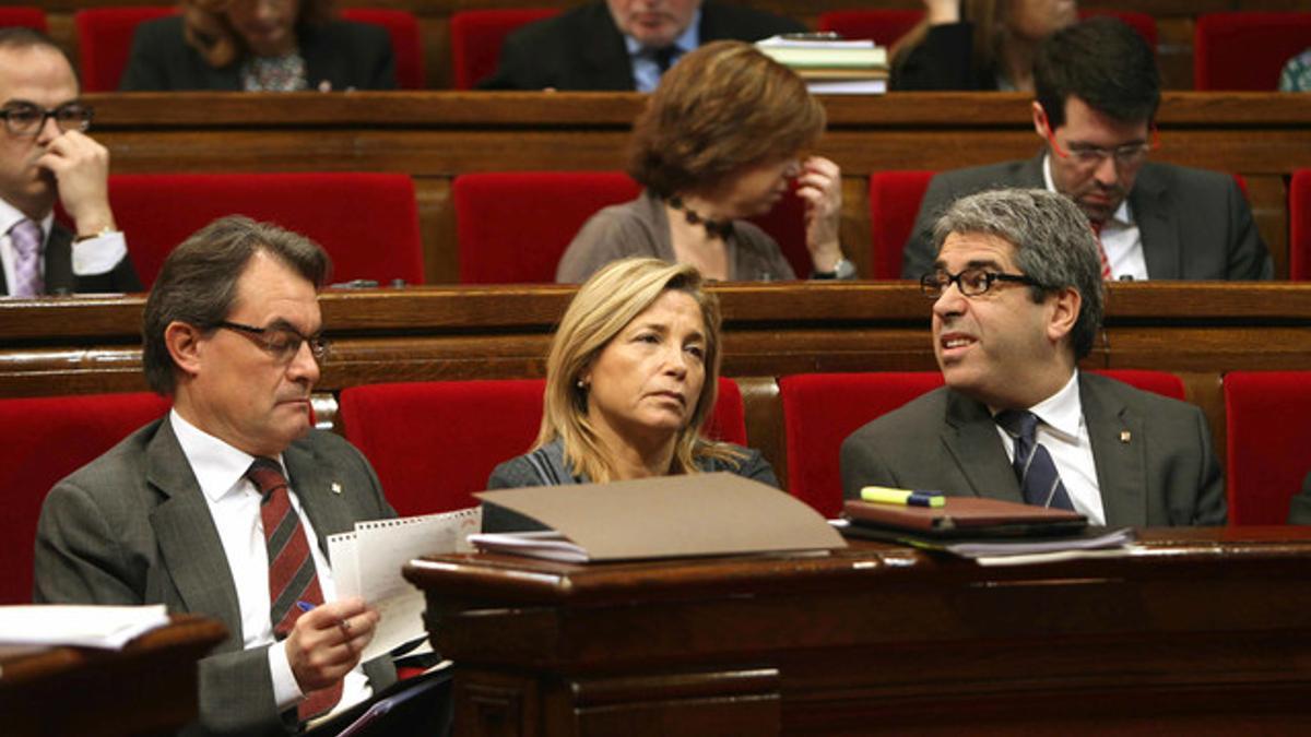 Francesc Homs (derecha), junto a Joana Ortega y Artur Mas, el miércoles en el Parlament.