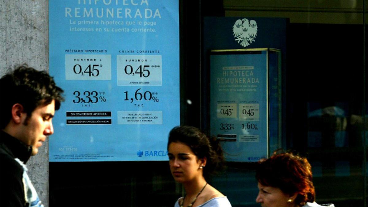 Anuncio de hipotecas en una sucursal de Barclays Bank.