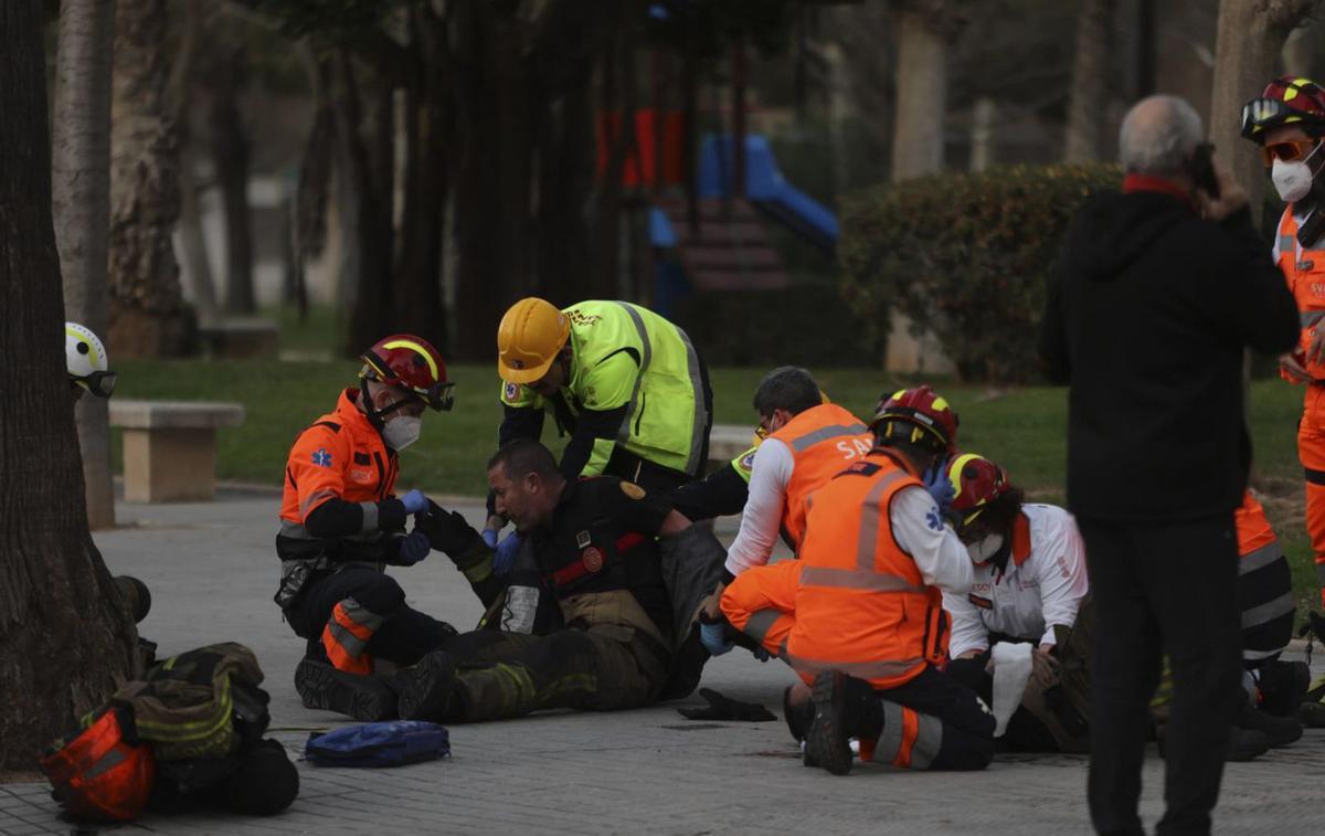 Uno de los bomberos intoxicado con humo recibe atención sanitaria. | F.B/G.C./M.Á.M./A.I.