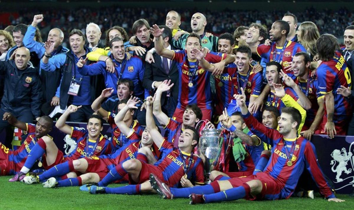 Tots els integrants de la plantilla del Barça envolten l’’orelluda’, la copa que els acredita com a campions.