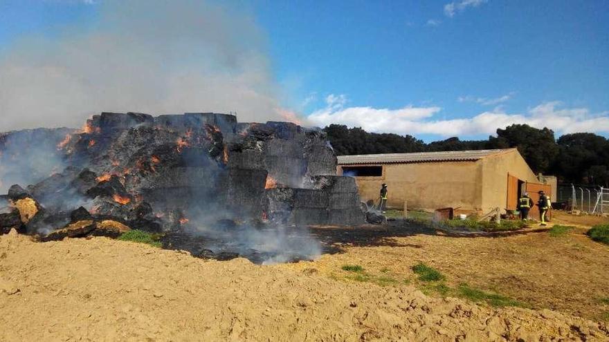 Los bomberos intervienen en el incendio del almacén de paja calcinado por las llamas hasta la mañana de ayer.