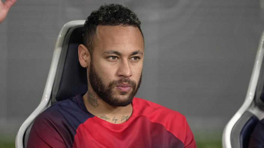 Neymar, en el banquillo durante un partido del PSG de pretemporada.