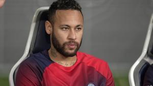 Neymar, en el banquillo durante un partido del PSG de pretemporada.