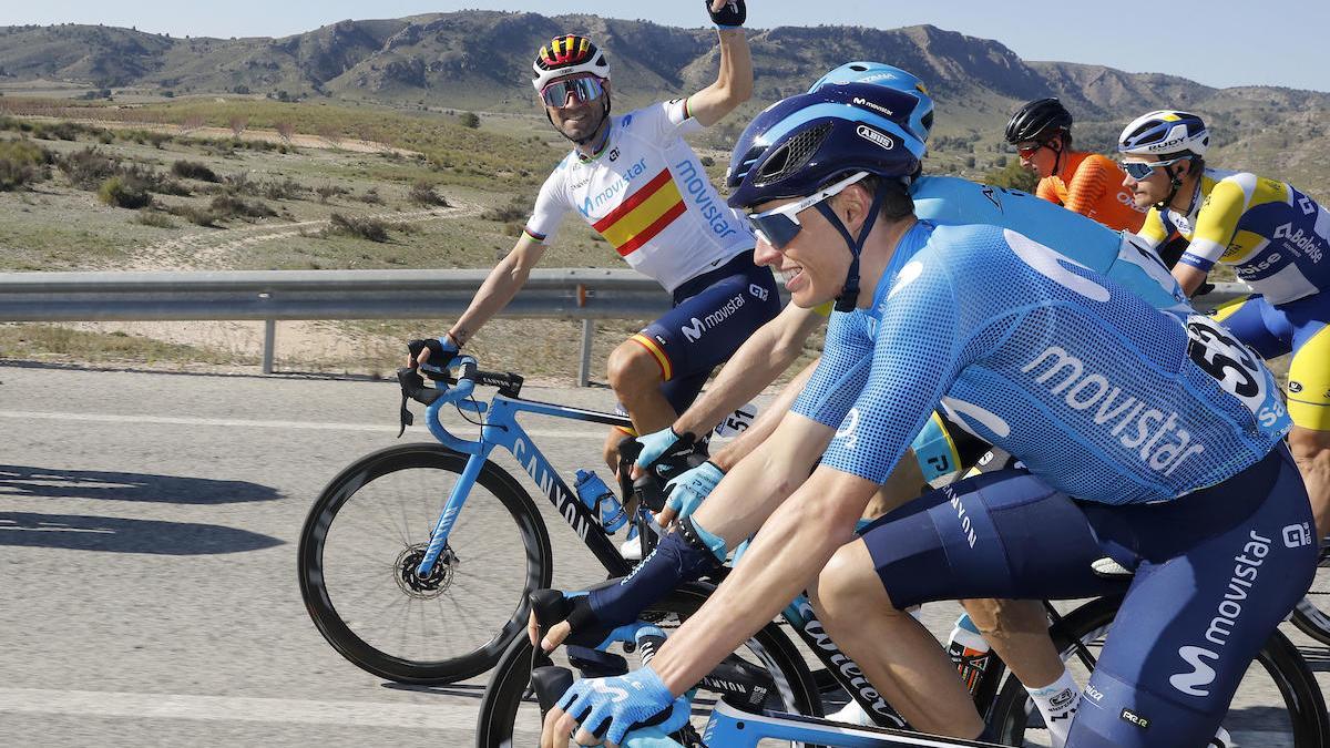 Valverde, pedaleando junto a otros compañeros en una carretera de Murcia.