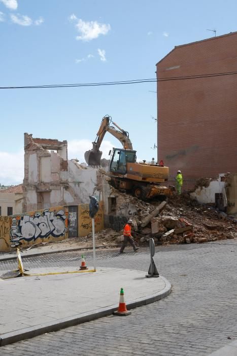 Derribo de una casa en la cuesta del Piñedo