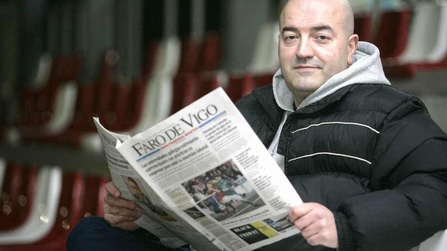 Alberto Mariano, ayer, en las gradas del Estadio Municipal de A Estrada. // Bernabé/Cris M.V.