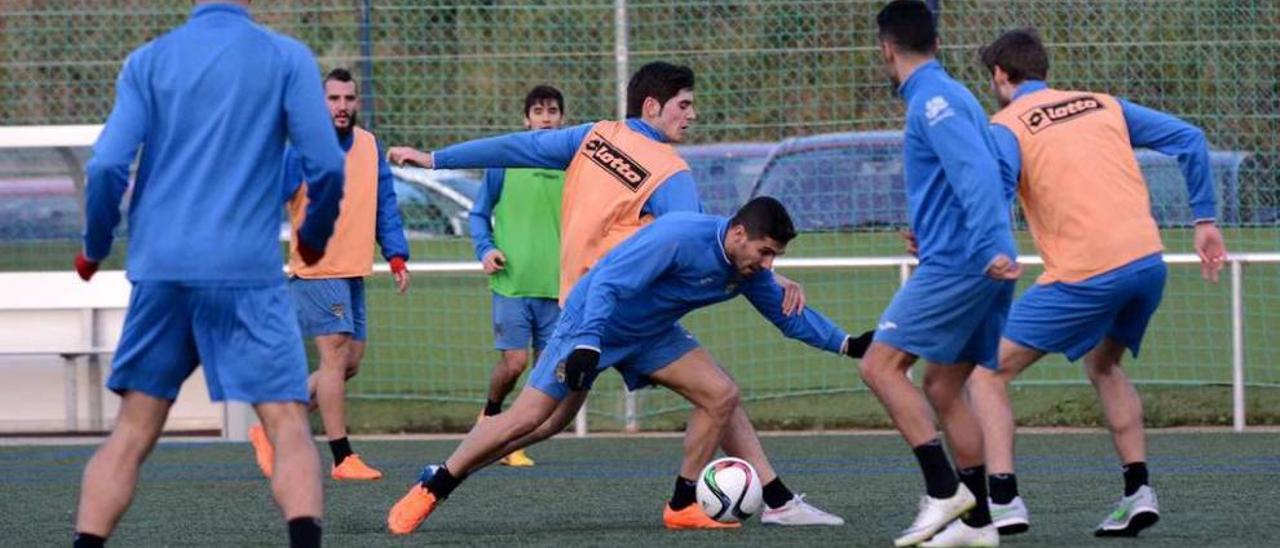 Borjas protege el balón durante un entrenamiento celebrado esta semana en Prícipe Felipe. // Rafa Vázquez