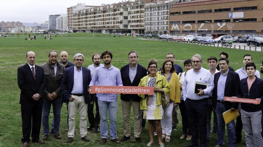 Dirigentes y militantes del PP, en el Solarón con el hastag sobre el plan de vías de Gijón.