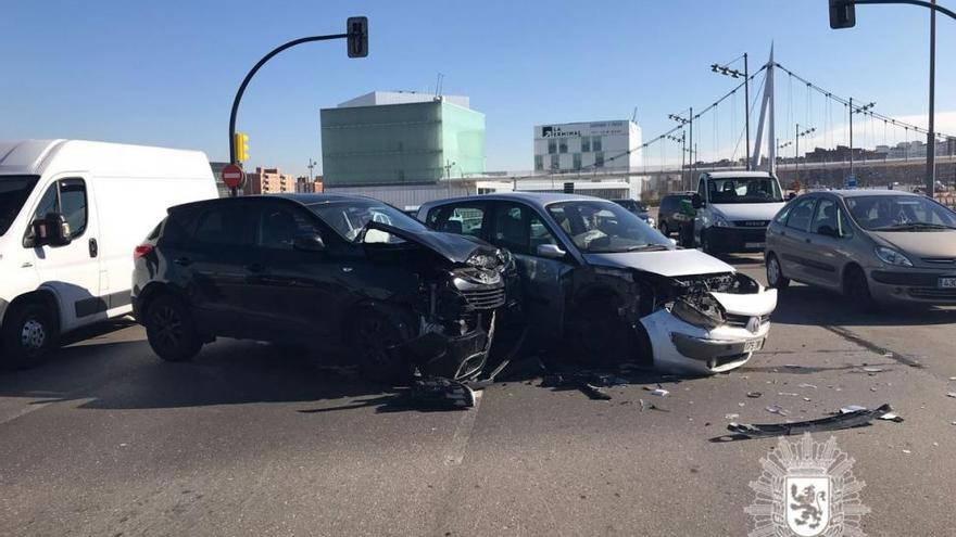 Tres turismos implicados en un aparatoso accidente en la avenida Ciudad de Soria