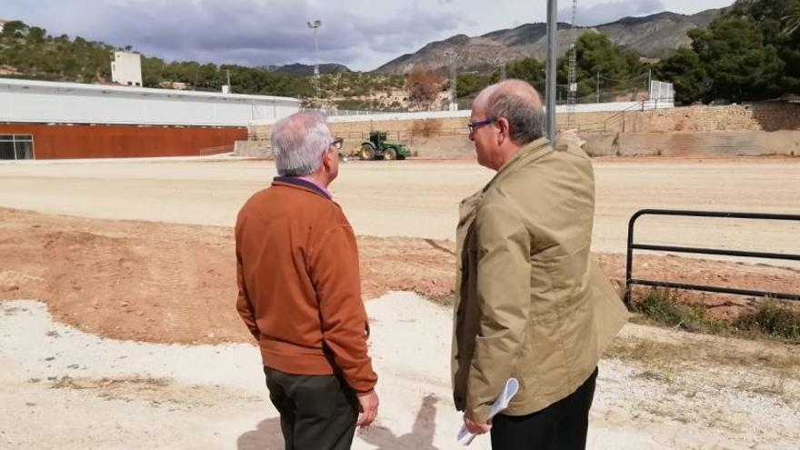 El alcalde visitó ayer las instalaciones del campo de fútbol.