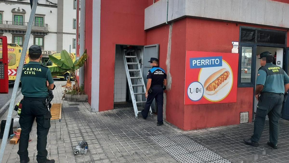 Agentes de la Policía Portuaria y de la Guardia Civil en el lugar del accidente