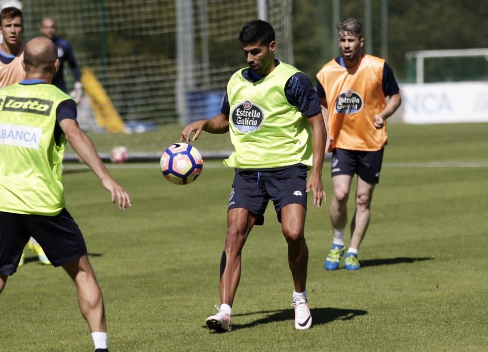 Los futbolistas del Deportivo completan una exigente sesión de más de hora y media de duración, con una parte física muy dura y un tramo de entrenamiento de partidillos con balón en espacios reducidos