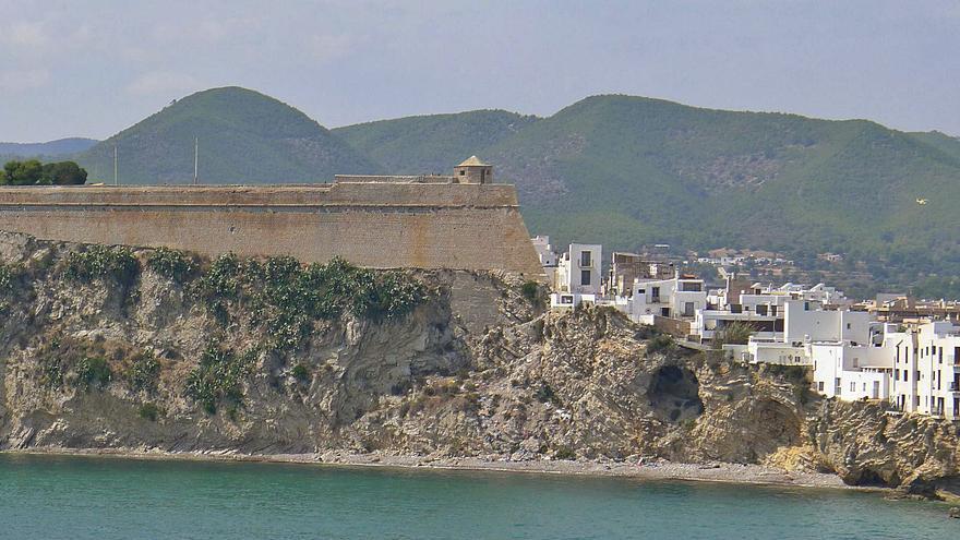 Muere un joven de 21 años en Ibiza tras precipitarse desde las murallas de Dalt Vila