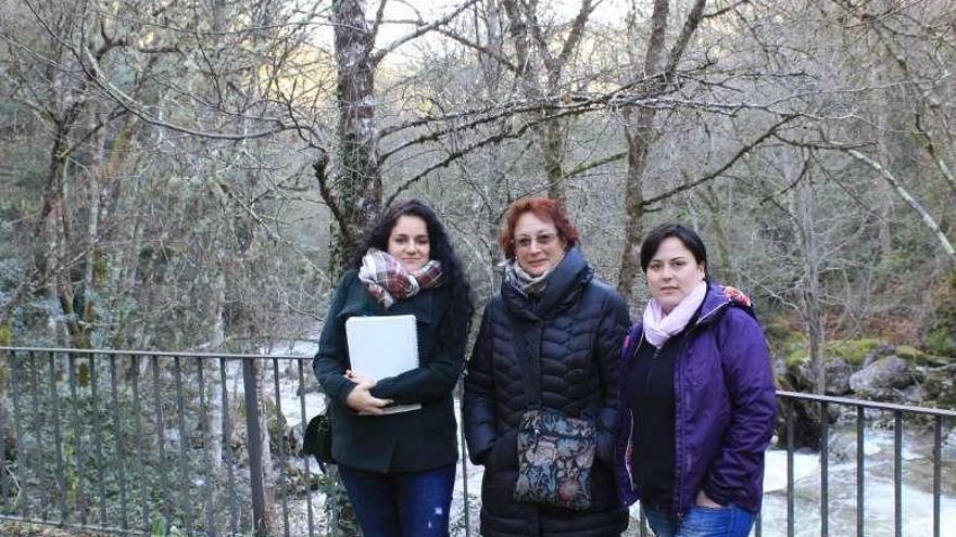 Lucía Latorre, Isabel Aguirre y la alcaldesa Yolanda Jácome. // FdV