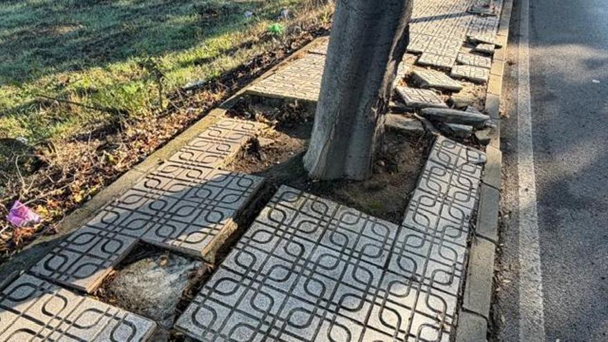 Aceras levantadas en la Ronda Norte de Badajoz