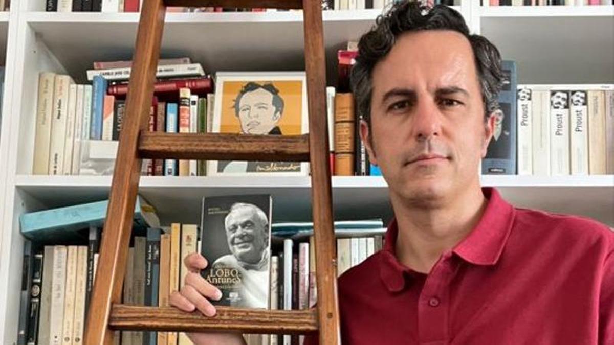 Rafael Maldonado, con un ejemplar de su libro sobre Lobo Antunes