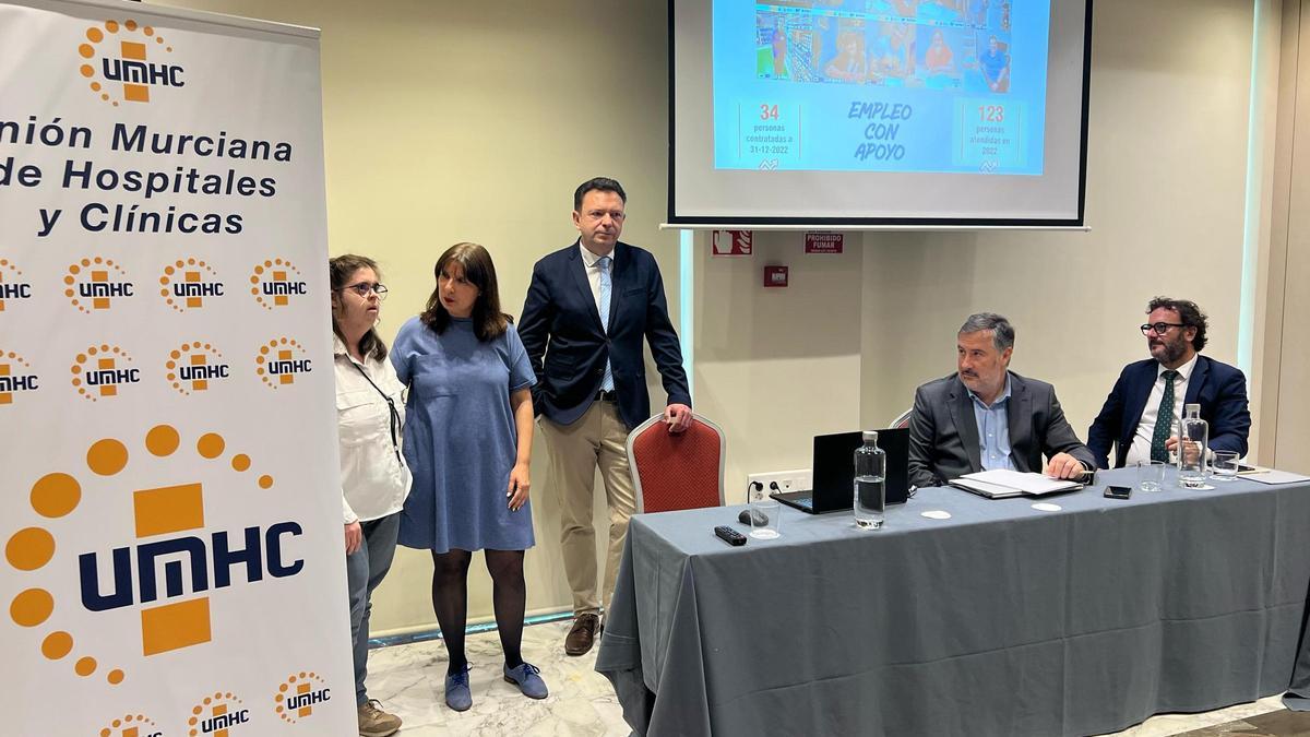 Luis Mesa del Castillo y Ramón Avilés (d) junto a miembros de Assido en la asamblea de la UMHC.