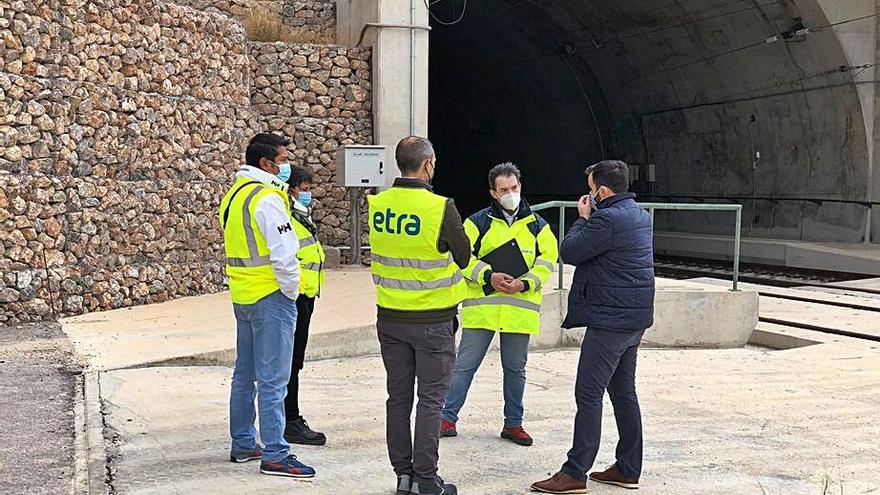 El alcalde de Callosa con responsables de Adif en el túnel.