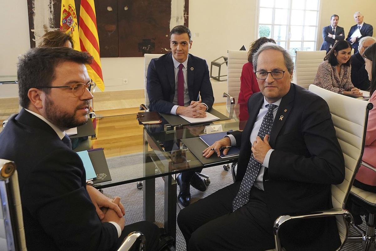El 'president' de la Generalitat, Quim Torra, y el 'viceprsident' Pere Aragonès, junto al presidente del Gobierno, Pedro Sánchez, en la primera reunión de la mesa de diálogo en febrero.