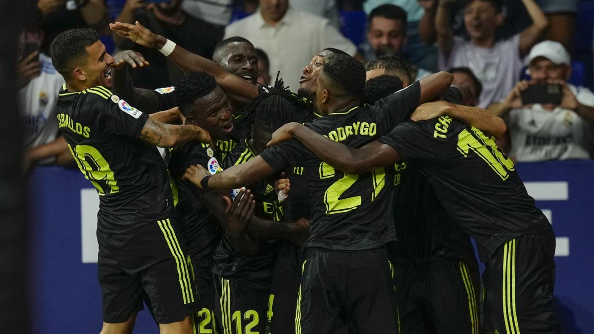 Los jugadores del Real Madrid celebran el tercer gol del encuentro.