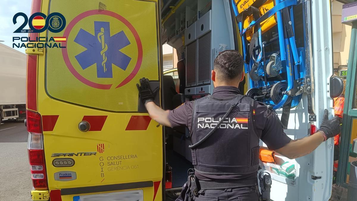 Un agente de la Polcía Nacional abre la puerta de una ambulancia en Palma.