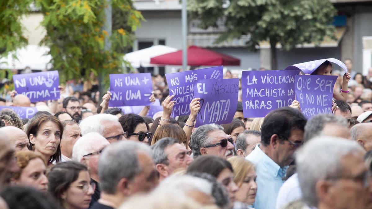 Concentración en repulsa del asesinato de Lida, de 39 años, en presencia de su hija de dos años. Es la víctima mortal número 23 por violencia machista en este 2023.