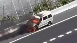 Un vehículo en llamas colapsa la GC-2