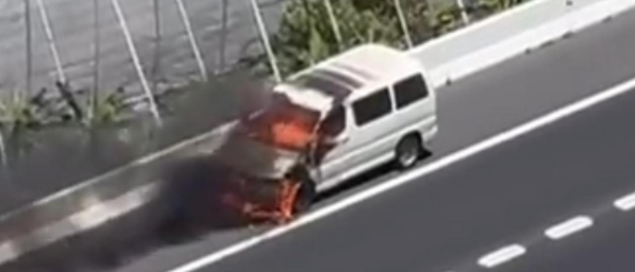 Arde un vehículo en la Autovía del Norte (GC-2)