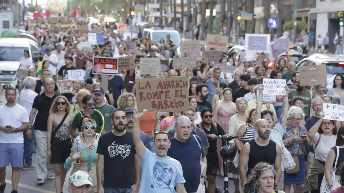 Las críticas al "turismo masivo" se hacen oír en Alicante con una manifestación de un millar de personas