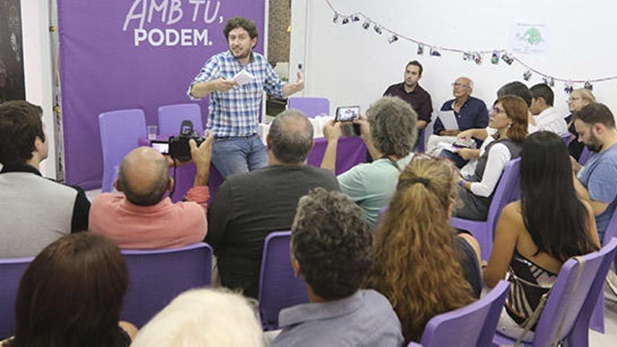 Alberto Jarabo, durante su intervención ante la asamblea de Ibiza.