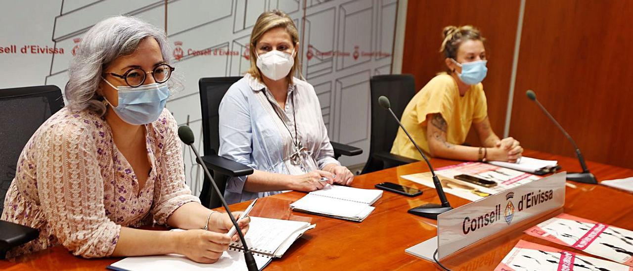 Tonyi Ferrer, Carolina Escandell y Rocío López, ayer, en el Consell de Eivissa. | JUAN A.RIERA