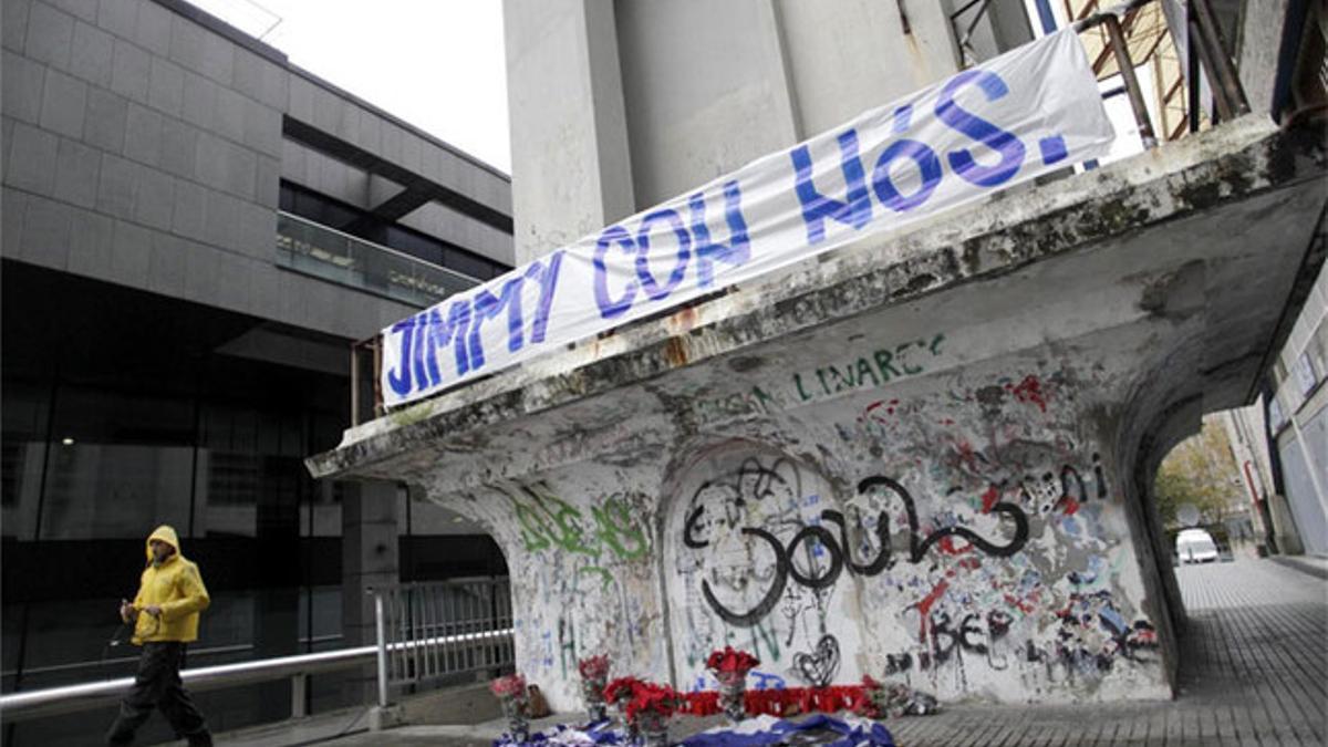 Velas, banderas y flores en el exterior de Riazor en memoria del hincha del Deportivo fallecido