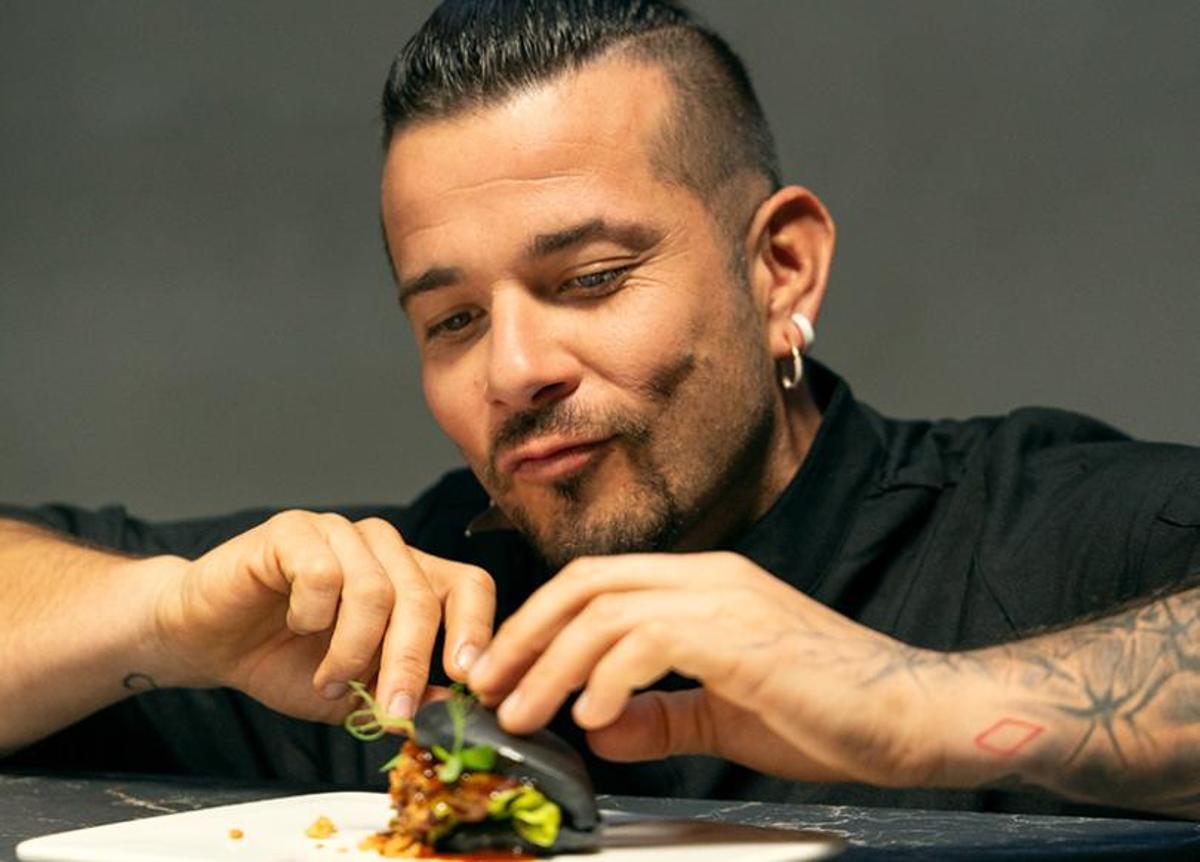 Carlos Maldonado con sus creaciones para SUMO