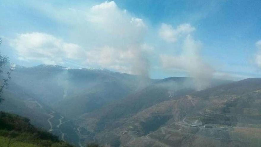 Imagen del incendio que afecta a Carballeda de Valdeorras. // FdV