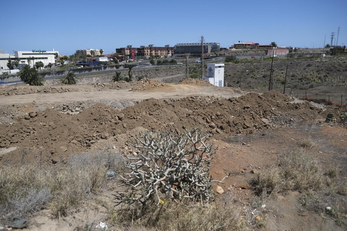 Obras de relleno del ramal que permitirá hacer las aceras en Almatriche