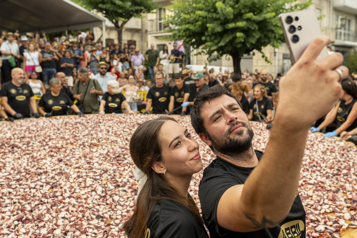 La tapa gigante de pulpo que se prepara en O Carballiño.