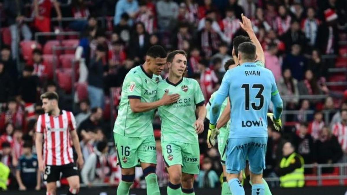 Los jugadores del Levante celebrando el golazo de Olasagasti en San Mamés