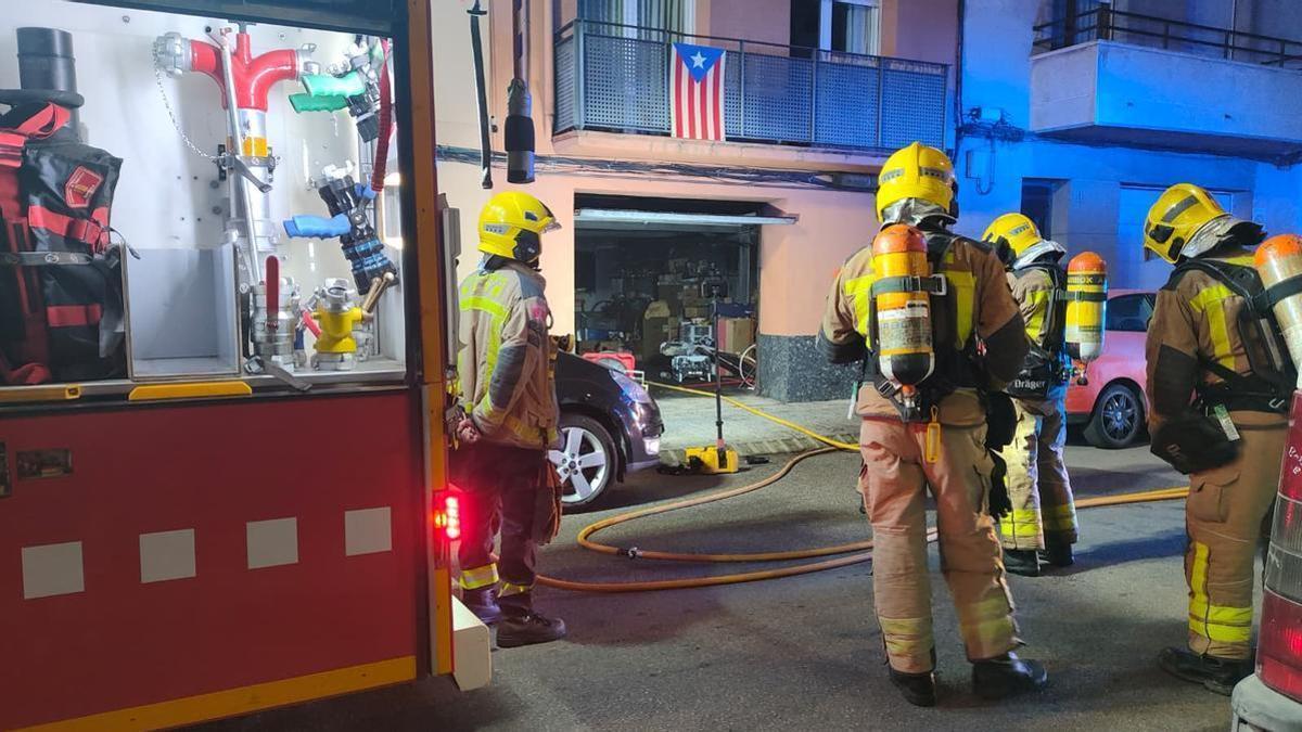 Els Bombers a punt per entrar al garatge que va cremar a Manresa