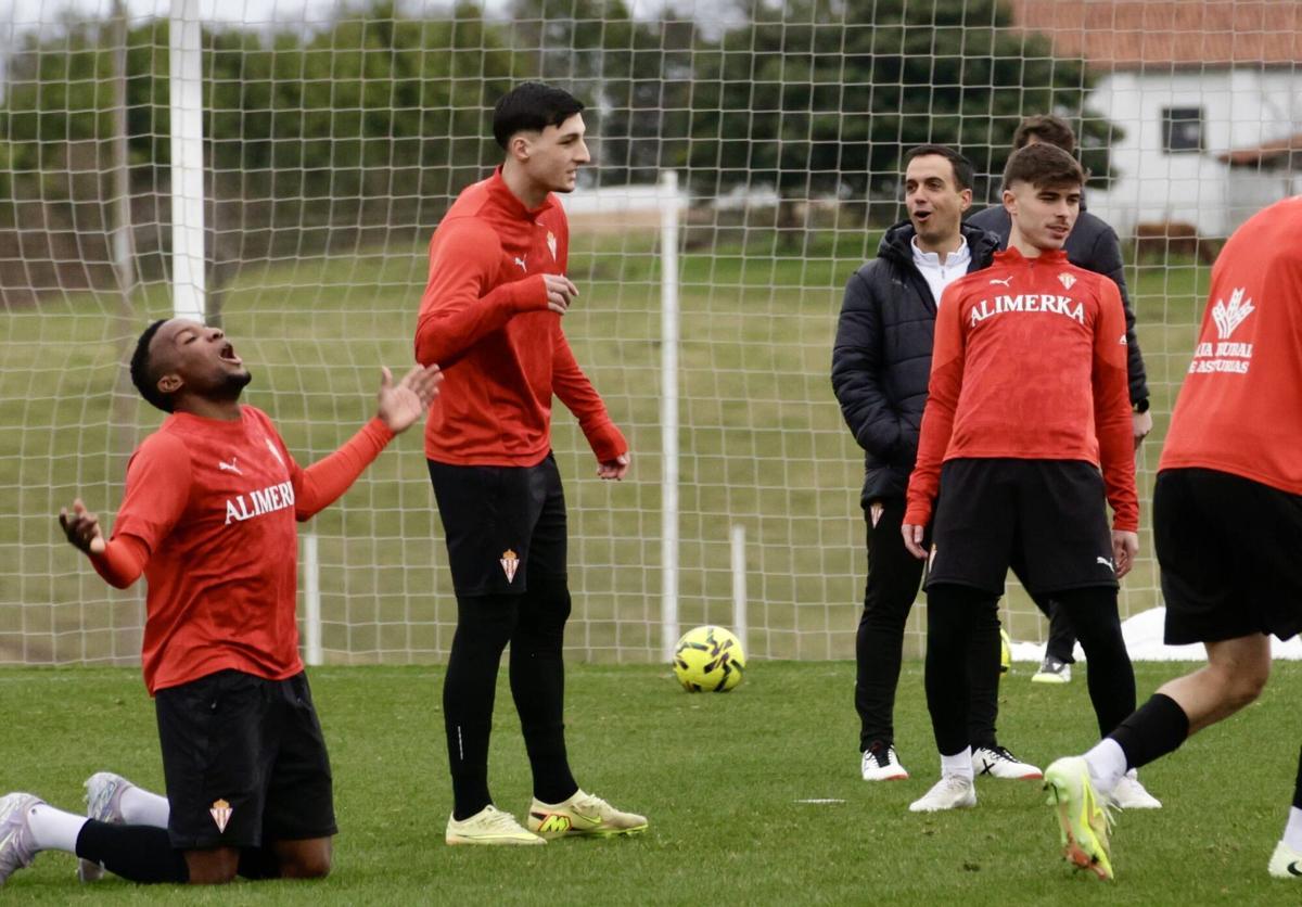 Borja Jiménez, ante Otero, Ferrari y Pablo García, en Mareo.