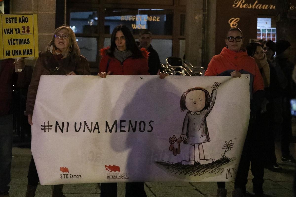 La lucha feminista tiñe de morado la Plaza Mayor de Zamora con motivo del 25N